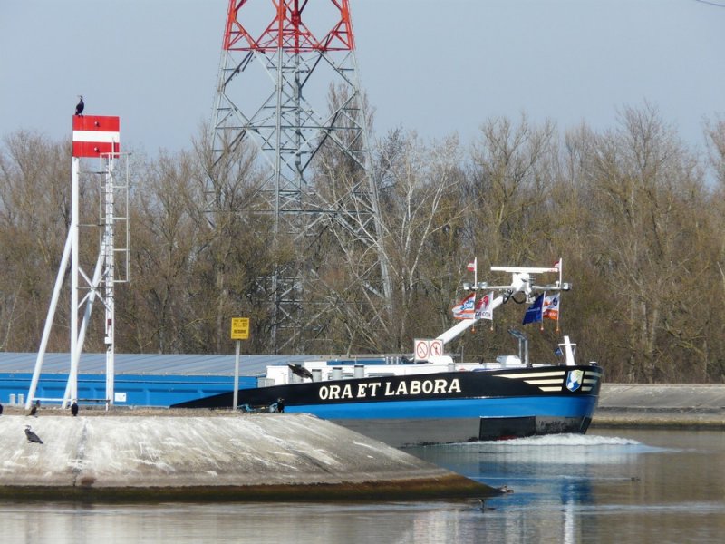 Das niederlndische Motorschiff  Ora et Labora  verlsst am 23.02.2008 den oberen Vorhafen der Schleuse Vogelgrn.