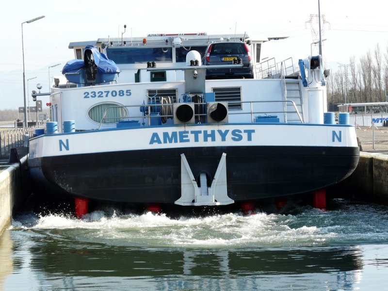 Das niederlndische MS  Amethyst  fhrt am 25.02.2008 aus der kleinen Kammer der Schleuse Vogelgrn. Es wird sich im Oberwasser wieder mit dem Schubleichter  Amethyst II  vereinen. Der Schubverband hat dann eine Gesamtlnge von 190 m und eine Gesamttonnage von 5975 Tonnen.