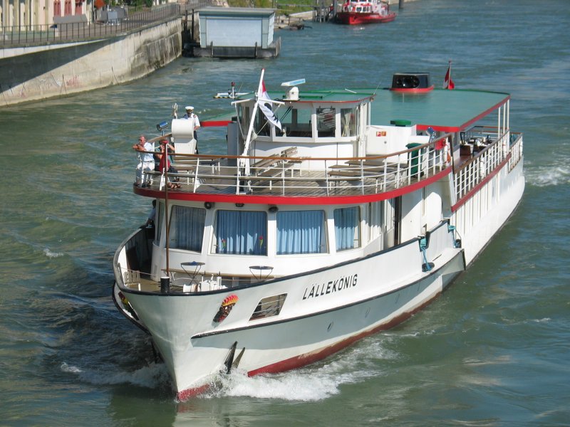 Das Passagierschiff Lllenknig tuckert den Rhein rauf
