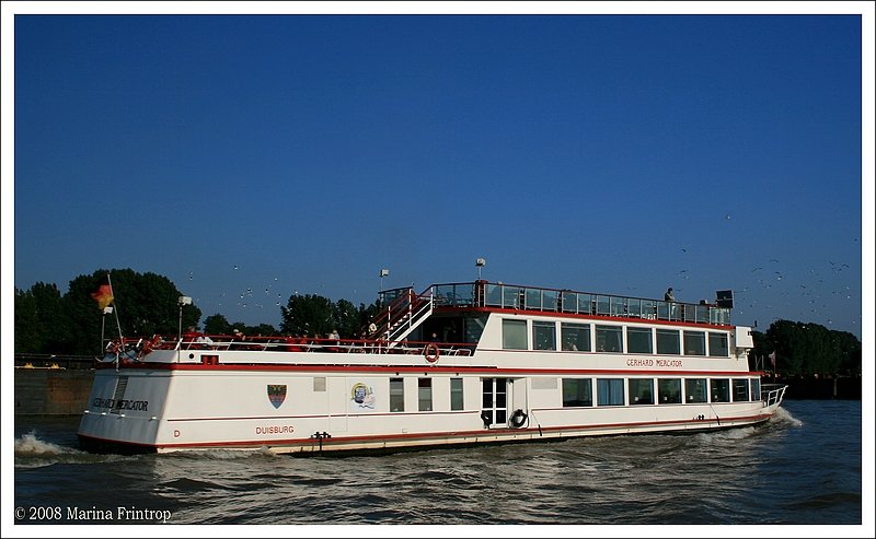 Das Passagierschiff MS  Gerhard Mercator  auf dem Rhein bei Duisburg. Baujahr: 1987/1988 (Meidericher Schiffswerft Duisburg), Lnge: 44,60 m, Breite: 8,20 m, Unterdeck: 118 Passagiere, Oberdeck: 88 Passagiere, Freideck: 100 Passagiere.
Antriebsmotoren: 2 x 200 KW, 650 UpM, Daimler Benz OM 424
Antrieb: 2 x Schottel Ruderpropeller und Pilot-Anschtz 102838
Bugstrahlmotor: 37 KW - Quelle: Weisse Flotte Duisburg
