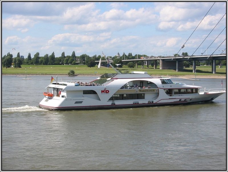 Das Passagierschiff MS  Warsteiner  der Kln-Dsseldorfer Rheinschiffahrt ist am 17.06.2007 auf dem Rhein in Dsseldorf unterwegs. Das Schiff wurde 1994 gebaut und ist 53 Meter lang.