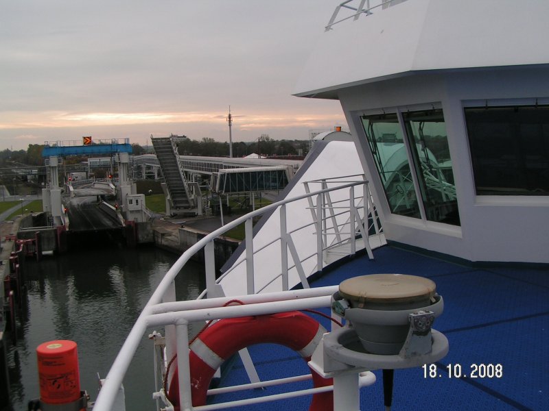 Das Scandlines-Fhrschiff Schleswig-Holstein unmittelbar vor dem Anlegen am 18.10.2008 in Puttgarden.