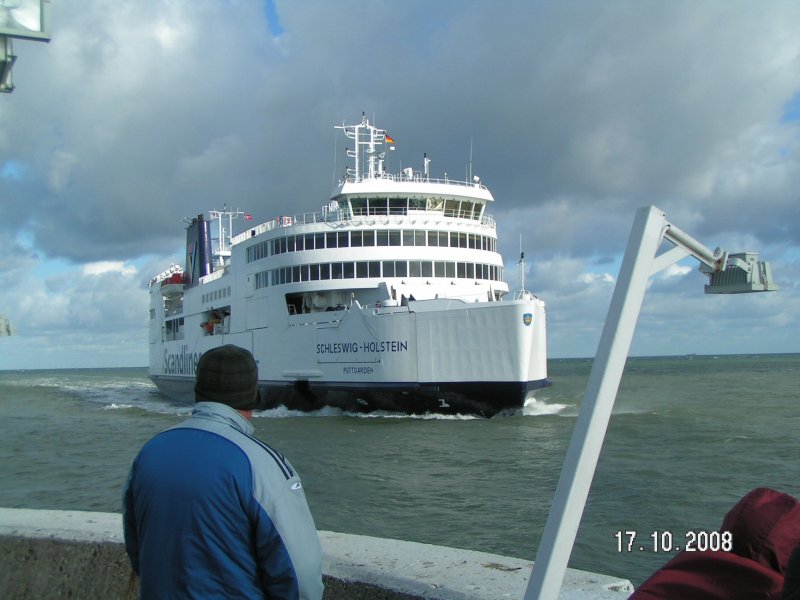 Das Scandlines-Fhrschiff Schleswig-Holstein am 17.10.2008 vor der Mole von Puttgarden.