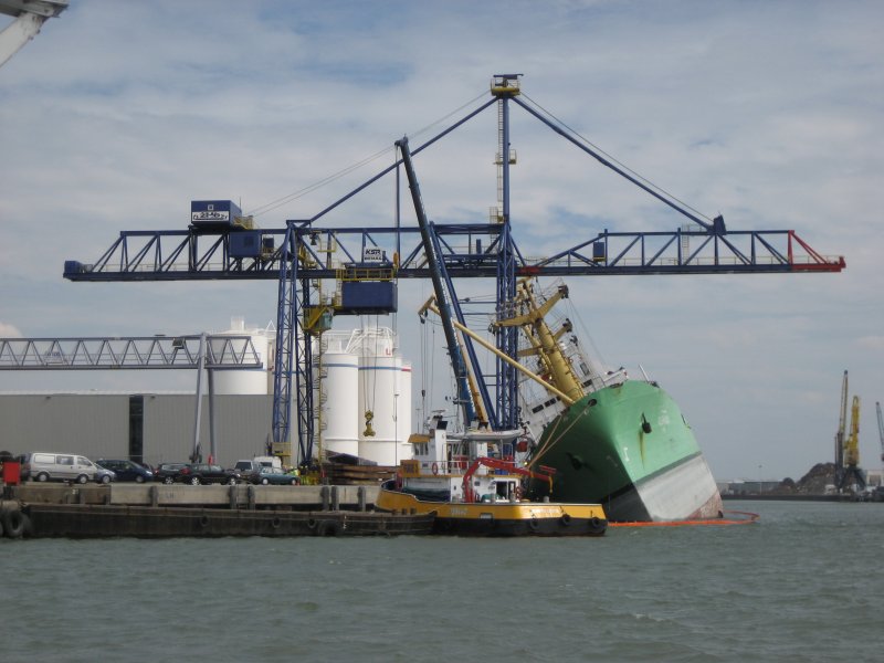 Das Schiff  AL SHAYMAA  am 14.08.2007 im Hafen Moerdijk in Holland.