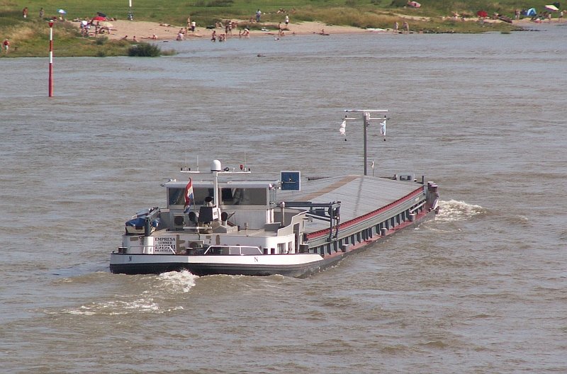 Das Schiff  Empresa  luft den Rhein bei Dsseldorf hinauf. Das Schiff ist von 1963 und hatte bislang 6 versch. Namen. Der erste war  Hector. Heute war es 36C in Dsseldorf und man erkennt im Hintergrund, dass die Bevlkerung den Rhein als Schwimmbad nutzt ;) Das Foto stammt vom 15.07.2007