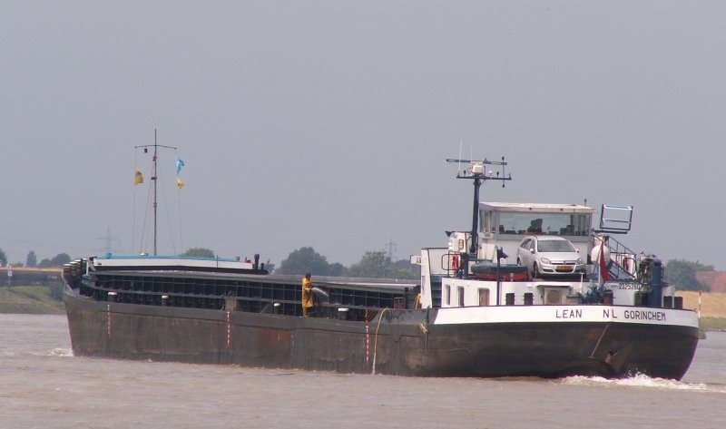 Das Schiff  Lean Gorinchem  luft in Richtung Wesel an Walsum vorbei. Das Foto stammt vom 09.07.2007