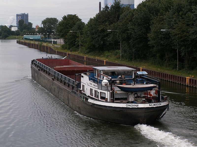 Das Schiff  Ondine  fährt auf dem Rhein-Herne-Kanal in Richtung Oberhausen. Im Hintergrund ist der Gasometer neben dem CentrO zu sehen. Das Foto stammt vom 08.08.2007