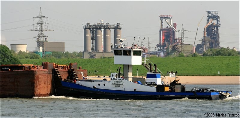 Das Schubboot  St. Hildegard  (Trechtingshausen/D) Europa-Nummer 4306620, Lnge 28,40 m, Breite 6,22 m fhrt auf dem Rhein flussabwrts an Duisburg-Bruckhausen vorbei.