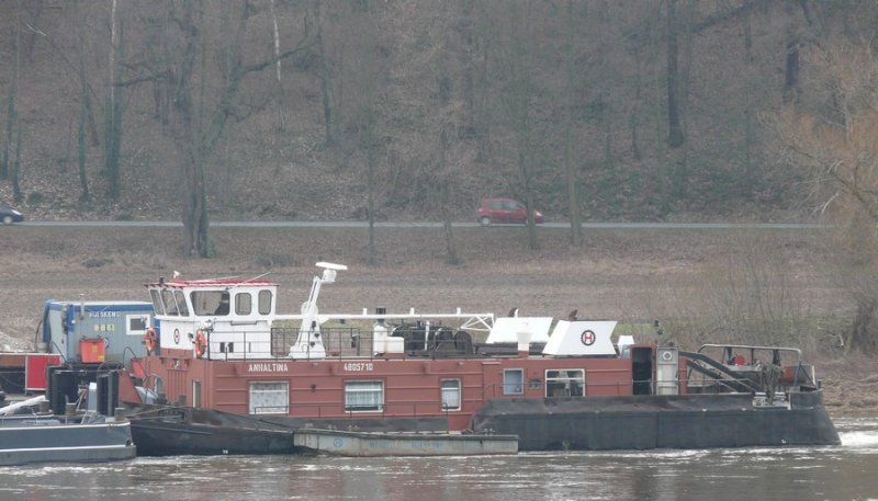 Das Schubschiff  Anhaltina  der Wasserbaufirma Hlskens ist der ehemalige  SCH 2626  der Binnenreederei Berlin. Zwischenzeitlich fuhr es unter den Namen  Avanti  in den Niederlanden. Baujahr 1970, Europa-Nummer 4805710. Hier am 29.01.2008 am Elbe-Km 78. Weitere Infos zum Schiff gibt es da: http://www.ddr-binnenschifffahrt.de/index.htm