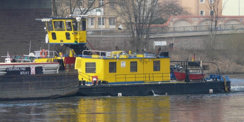 Das Schubschiff  Jan  ist der ehemalige tschechische  TR - 7 , jetzt unter deutscher Flagge mit Heimathafen Hamburg. Europa-Nummer 4803120, Tragfhigkeit 31 t, 24,90 m x 9,12 m. Hier am 17.01.2008 zu Berg an der Altstadtbrcke in Meien, Elbe-Km 82.