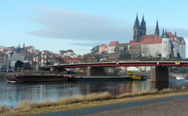 Das Schubschiff  Jan  ist ein ehemaliges tschechisches Schiff, jetzt unter deutscher Flagge mit Heimathafen Hamburg. Europa-Nummer 4803120, Tragfhigkeit 31 t, 24,90 m x 9,12 m. Hier am 17.01.2008 zu Berg an der Altstadtbrcke in Meien, Elbe-Km 82. Weis Jemand um welches ehemalige Schiff es sich handelt?