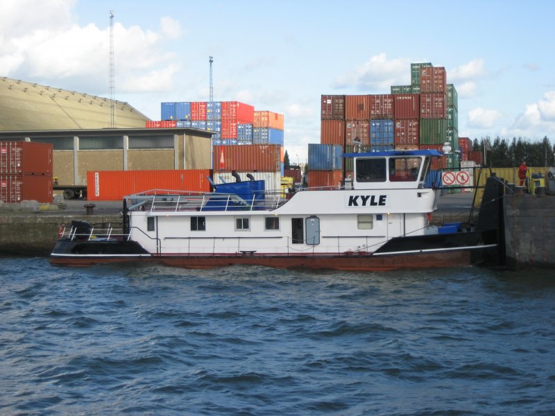 Das Schubschiff  KYLE  bei Verladung am 18.10.2007 im Hafen Antwerpen.