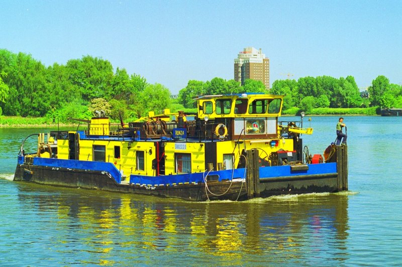 Das Schubschiff  Ronja  ist der ehemalige  SCH 2613  der Deutschen Binnenreederei GmbH Berlin, am 13.05.2000 im Peutehafen, Hamburg. Das Schiff ist hier bereits in den Farben des neuen Eigners Mrkischer Bunkerservice zu sehen. Europa-Nummer 5802220, 21,65 m x 8,20 m. Weitere Infos da: http://www.ddr-binnenschifffahrt.de/index.htm - Scan vom Kleinbild-Negativ