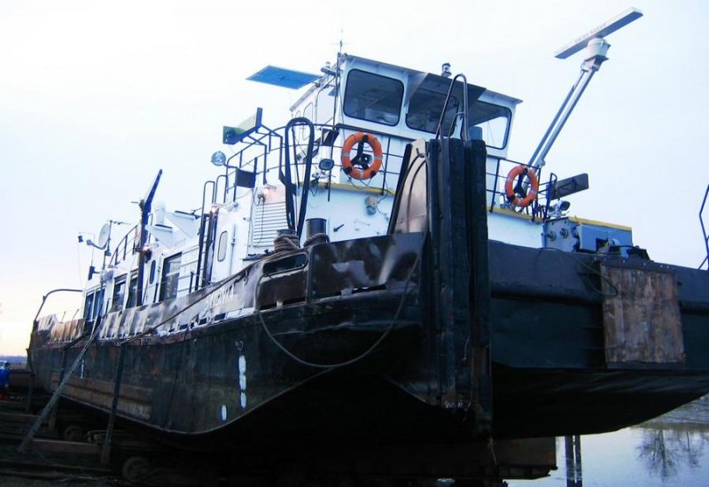 Das Schubschiff  Saxonia  liegt am 10.01.2008 an der Werft in Aken und erhlt da neue Maschinenanlagen. Das Schiff ist im Einsatz fr Hlskens Wasserbau GmbH. Ursprnglich war es der  SCH 2502  der Binnenreederei Berlin. Bildautor ist Stefan Saalmann aus Aken, das Uploaden auf diese Seite erfolgt mit seiner freundlichen Genehmigung. 