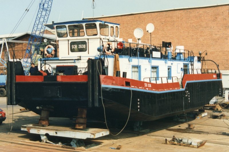 Das Schubschiff  SCH 2630  liegt am 27.04.1996 auf der Helling der Schiffswerft Tangermnde. 1970 erbaut, gehrt es zur Flotte der Binnenreederei Berlin. Das Schiff ist noch in Berlin registriert, wird aber seit 2006 von der Tochterfirma Odra-Llyod betreut und fhrt mit polnischer Besatzung. Weiter Infos unter: http://www.ddr-binnenschifffahrt.de/index.htm