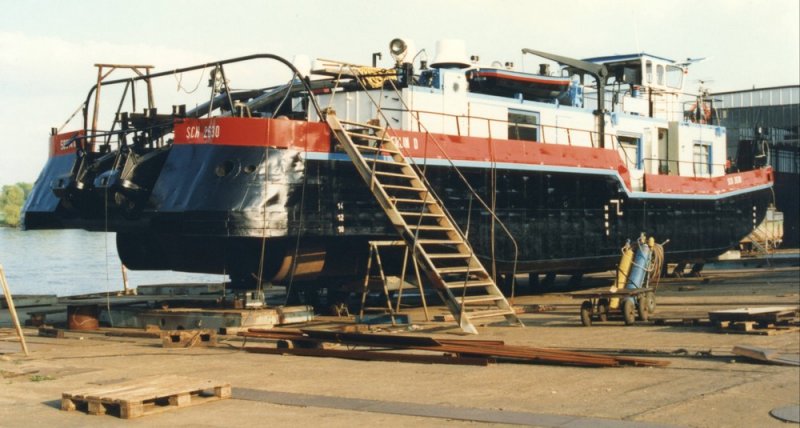 Das Schubschiff  SCH 2630  liegt am 27.04.1996 auf der Helling der Schiffswerft Tangermnde. 1970 erbaut, gehrt es zur Flotte der Binnenreederei Berlin. Das Schiff ist noch in Berlin registriert, wird aber seit 2006 von der Tochterfirma Odra-Llyod betreut und fhrt mit polnischer Besatzung. Weiter Infos unter: http://www.ddr-binnenschifffahrt.de/index.htm