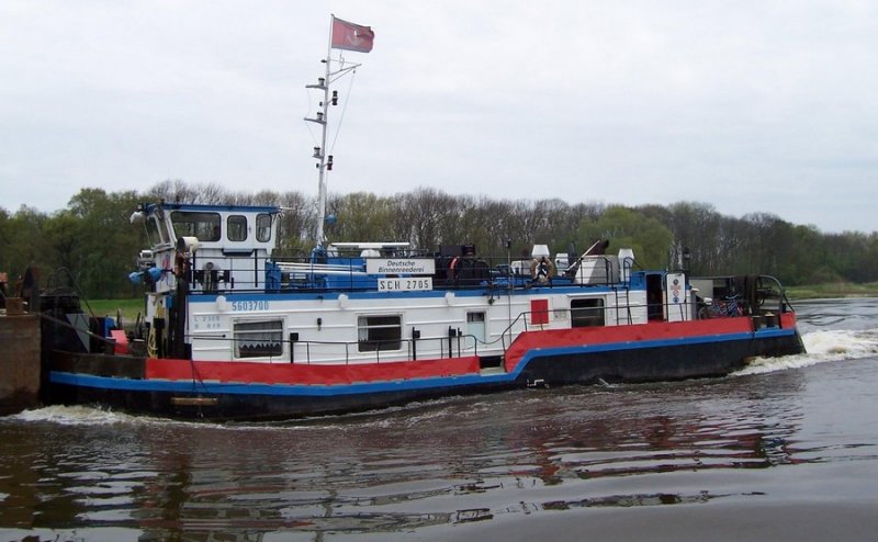 Das Schubschiff  SCH 2705 , Deutsche Binnenreederei Berlin, am 29.04.2005 zu Berg ca. Elbe-Km 309 - Buschhaus (zu Schnebeck). Euronummer: 5603700, 23,65 m x 8,19 m. Weitere Infos unter: http://www.ddr-binnenschifffahrt.de/index.htm