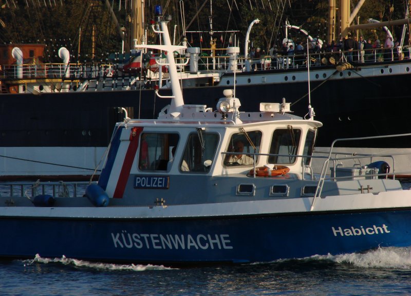 Das Streifenboot  Habicht  der Wasserschutzpolizei Travemnde am 23.9.07. Im Hintergrund die  Passat .