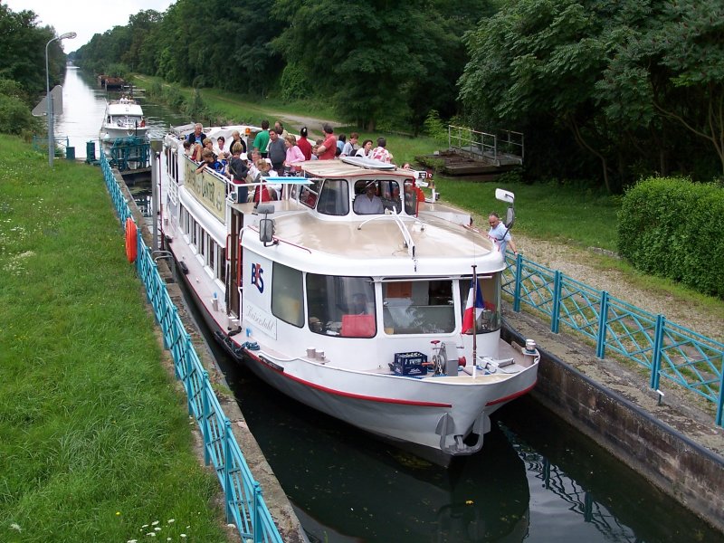 Das Tagesausflugschiff  Kaiserstuhl  (ex  Annemarie  aus Knigswinter) der Breisacher Fahrgast-Schiffahrt GmbH, liegt in der Schleuse Nr.63 (Ecluse No.63) des Rhein-Rhne-Kanals. Diese liegt auf halber Strecke zwischen den Ortschaften Artzenheim und Kunheim. Hier fhrt das Schiff Richtung Colmar. Datum: 29.07.2007