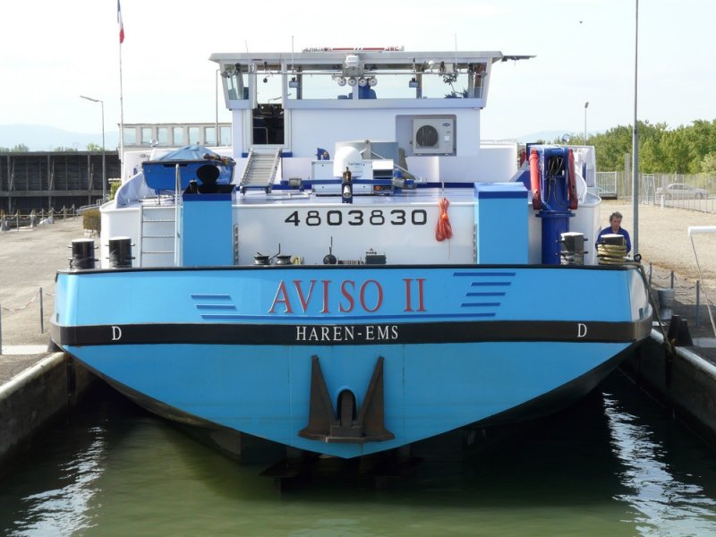 Das Tankmotorschiff  Aviso II  aus Haren-Ems (Europa-Nummer 4803830) am 03.05.2008 zu Tal in der kleinen Kammer der Schleuse Vogelgrn.