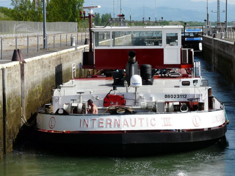 Das Tankmotorschiff  Internautic III  (Europa-Nummer 08023112) aus Luxenbourg am 03.05.2008 zu Berg in der kleinen Kammer der Schleuse Vogelgrn.