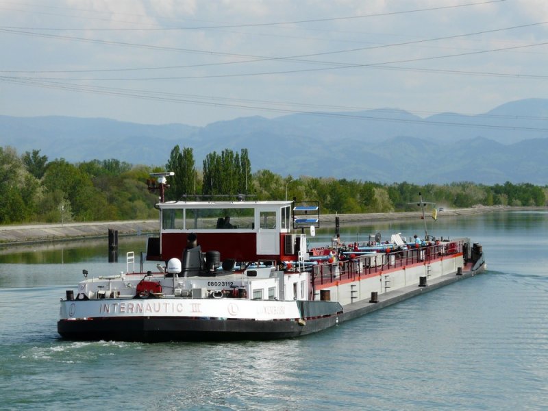 Das Tankmotorschiff  Internautic III  (Europa-Nummer 08023112) aus Luxenbourg am 03.05.2008 zu Berg im Oberwasser der Schleuse Vogelgrn. 