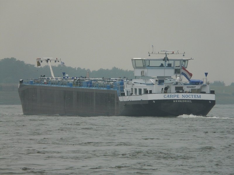 Das Tankschiff  Carpe Noctem  (Eigner ist wohl Vampirfan) befhrt den Rhein in Richtung Wesel. Das Foto stammt vom 18.07.2008