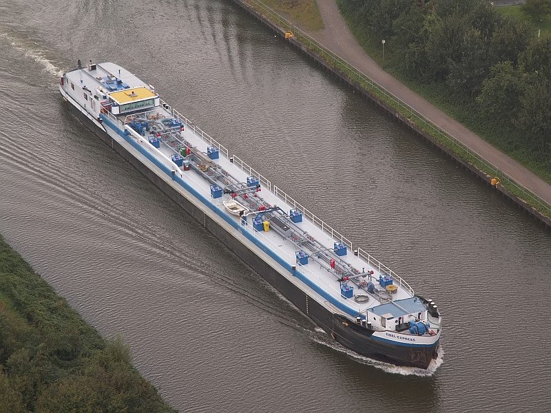 Das Tankschiff  Eibel Express  fhrt in Richtung Herne an Oberhausen vorbei. Das Foto stammt vom 27.09.2007