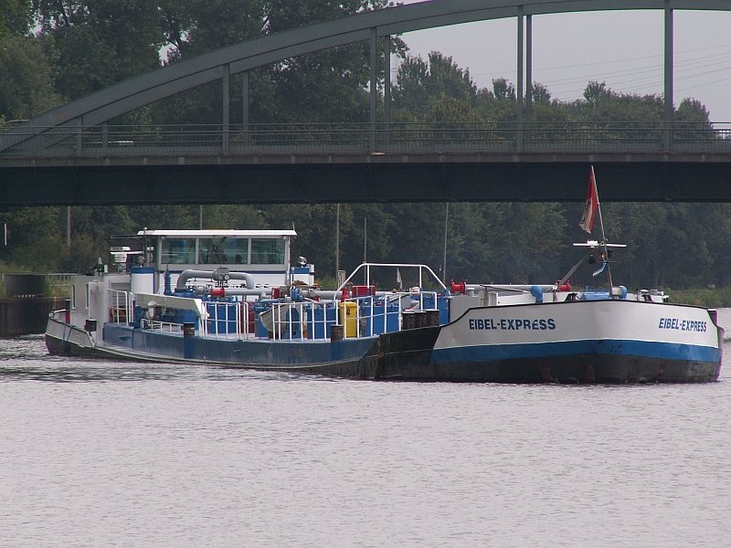 Das Tankschiff  Eibel-Express  tuckert hier in Warteposition vor der Schleuse in Oberhausen. Da heute in einem der Schleusenbecken gearbeitet wurde, konnte nur das andere Becken genutzt werden. Deshalb dauerte alles etwas lnger. Das Schiff wurde 1961 in Duisburg Meiderich gebaut, ist etwa 77 Meter lang und etwa 8 Meter breit. Das Foto stammt vom 05.07.2007