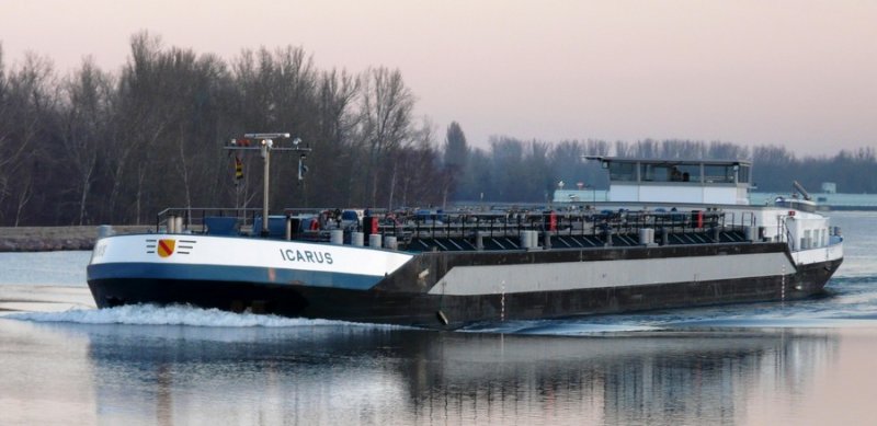 Das Tankschiff  Icarus  zu Berg auf der Hhe Burkheim, Rheinkilometer 233, am 29.12.2007. Lnge: 85,99 m. Breite: 11,40 m, Tiefgang 3,35 m, Euronummer: 2325626, 2010 Tonnen, Heimathafen: Ermelo. Weitere Infos gibt es da: http://www.debinnenvaart.nl/schependb/index.php