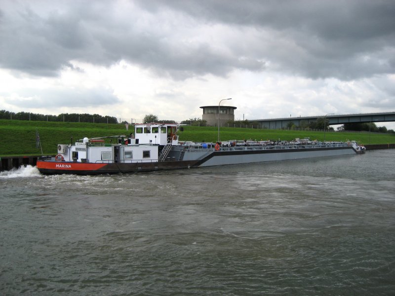 Das Tankschiff  MARINA  am 28.08.2007 vor der Schleuse Duisburg- Meiderich.