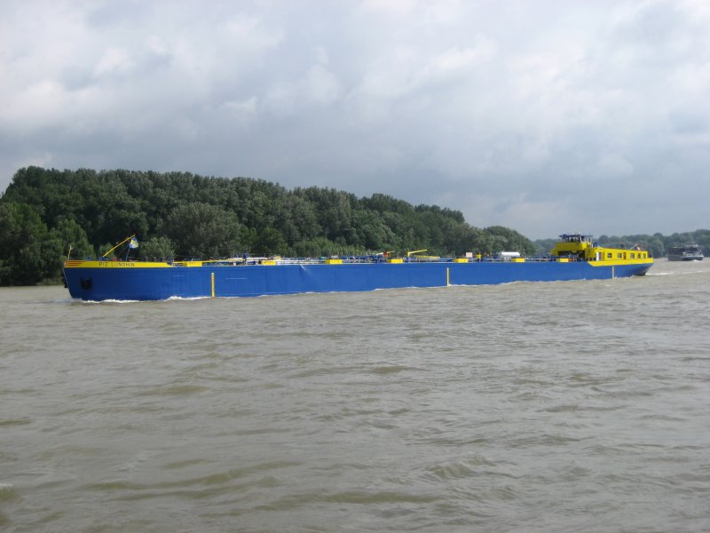 Das Tankschiff  PIZ LUNGHIN  am 16.08.2007 auf dem Rhein.