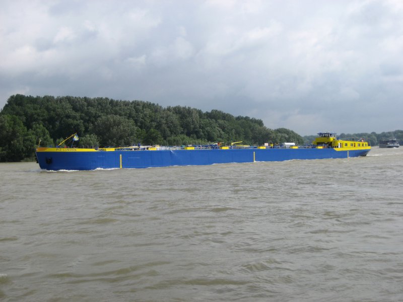 Das Tankschiff  PIZ LUNGHIN  am 16.08.2007 auf dem Rhein.