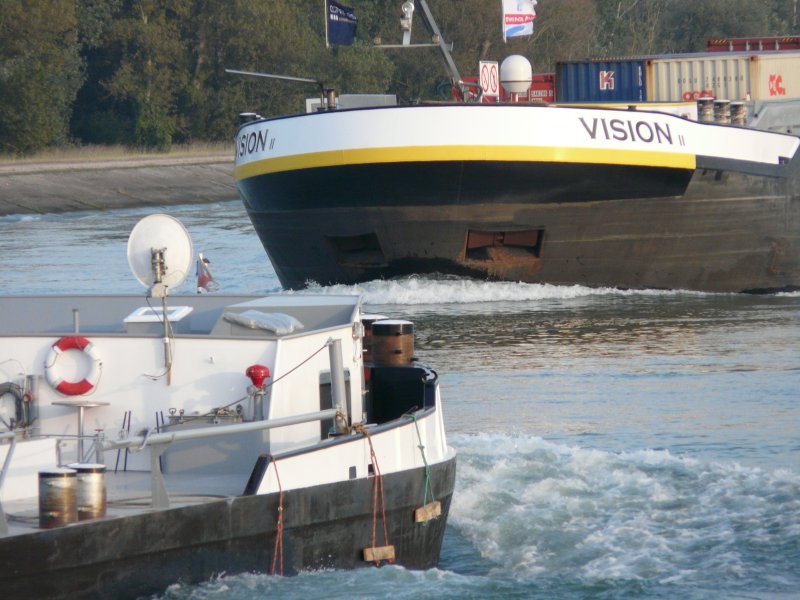 Das Tankschiff  R.P.AMSTERDAM  und der Koppelverband aus dem Frachtschiff  VISION  und den Schubleichter  VISION II  begegnen sich am 19.09.2008 im Rhein-Seiten-Kanal oberhalb der Schleuse Vogelgrn. 