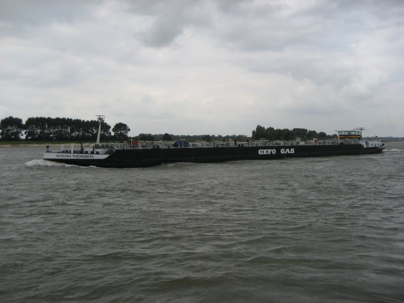 Das Tankschiff  SCHLOSS RHEINSBERG  am 31.08.2007 auf dem Rhein.