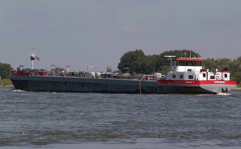Das Tankschiff  Synthese-1  in Hhe Walsum auf dem Rhein. Das Foto stammt vom 21.07.2007