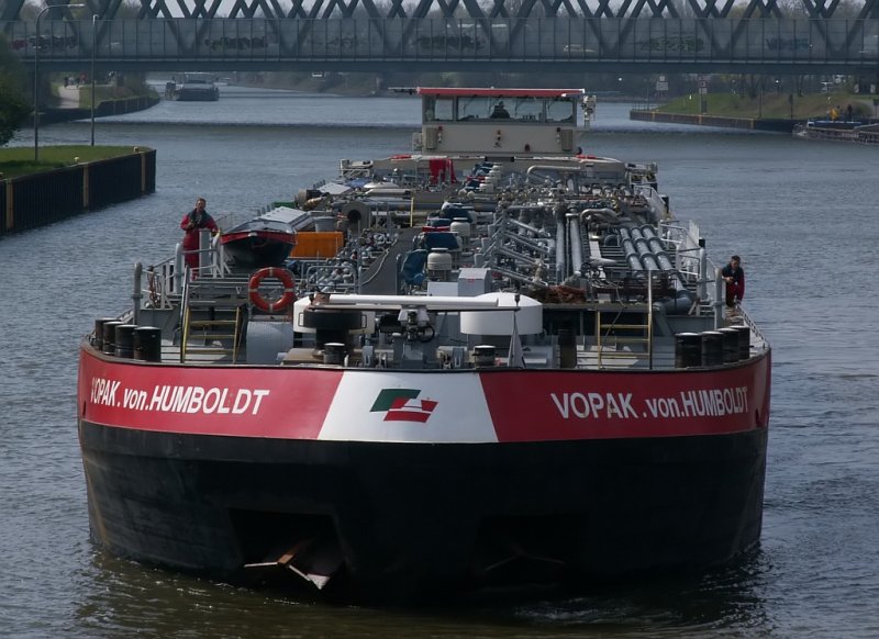 Das Tankschiff Vopak von Humboldt luft in die Rhein-Herne-Kanal Schleuse von Oberhausen ein. Das Foto stammt vom 09.04.2007