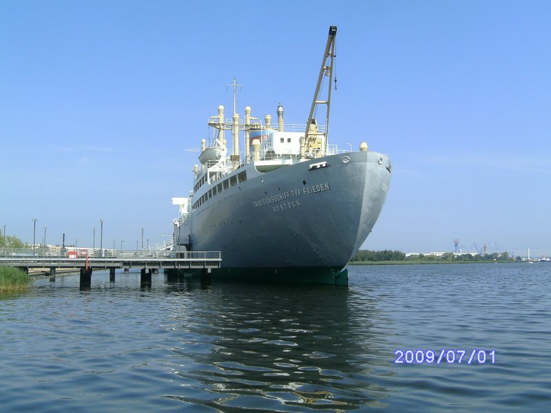 Das Traditionsschiff Typ Frieden an der Pier im IGA Park in Rostock am 1.Juli 2009