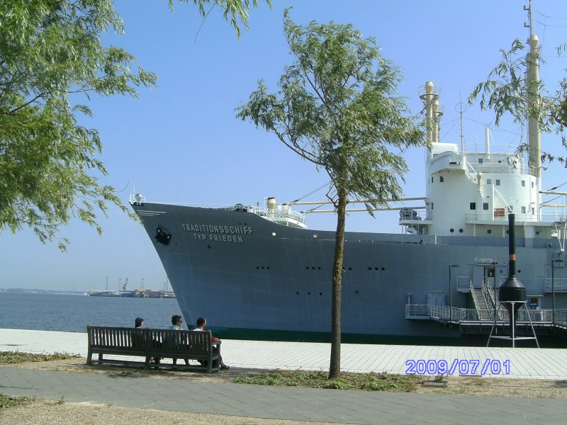 Das Traditionsschiff Typ Frieden im IGA Park in Rostock. Das Schiff wurde 1957 auf der VEB Warnowerft in Rostock-Warnemnde als MS Dresden gebaut. am 1. juli 2009