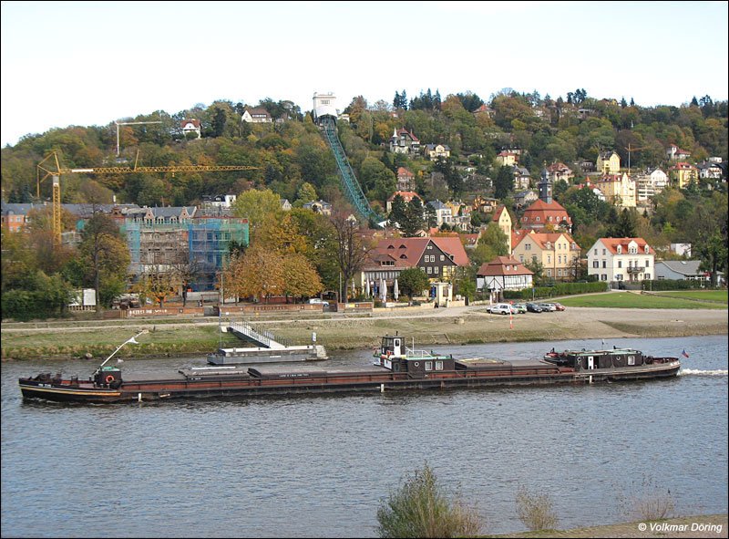 Das tschechische Gter-Motorschiff MN 7315, 09551071, Baujahr 1967, die Elbe abwrts bei Dresden-Loschwitz / -Blasewitz, 2.11.2006
