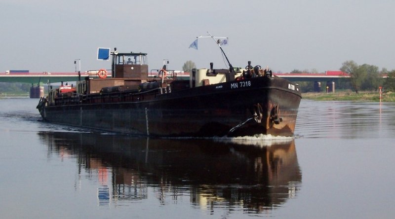 Das tschechische Motorschiff  ALMID - MN 7318  zu Berg oberhalb der Autobahnbrcke Vockerode, Elbe-Km 246. Datum 29.04.2005