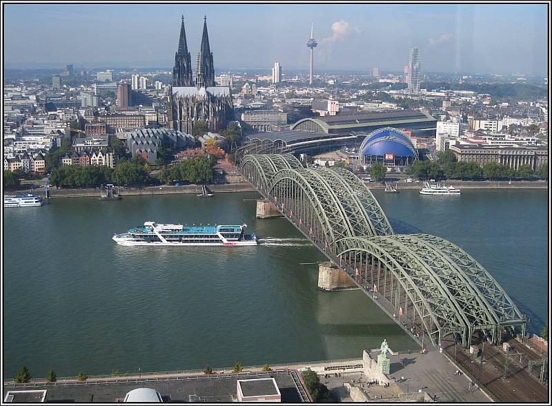 Das Veranstaltungsschiff MS  RheinEnergie  der Kln-Dsseldorfer auf dem Rhein in Kln, aufgenommen am 28.09.2008 von der ffentlich zugnglichen Aussichtsplattform auf dem Hochhaus KlnTriangle. Das Bild wurde durch eine Glasscheibe hindurch aufgenommen, daher die leichte Spiegelungen in der rechten Bildhlfte.