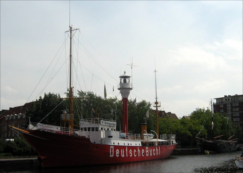 Das in vierjhrige Bauzeit 1918 als Feuerschiff AMRUMBANK fertiggestellte Schiff, wurde auf der Station DEUTSCHE BUCHT ausgelegt. Die letzte Position des Feuerschiffes war bis zum 10.10.1983: 5110'41'' Nord und 726'41'' Ost. Seit 1984 liegt das ehemalige Feuerschiff im Ratsdelft in Emden. 06.08.2008