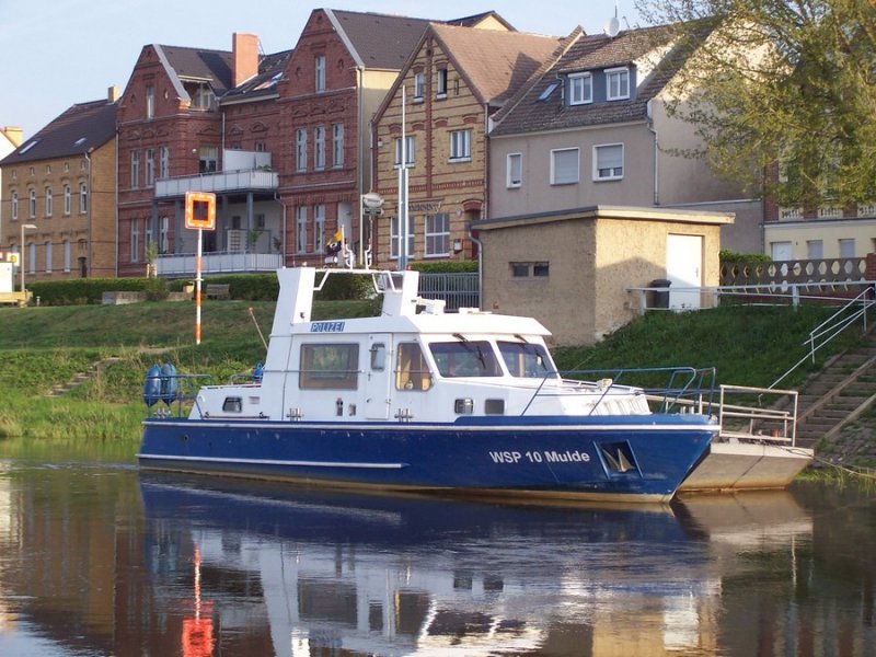 Das Wasserschutzboot WSP 10  Mulde , liegt am 29.04.2005 in Klein-Wittenberg, Elbe-Km 216,6.