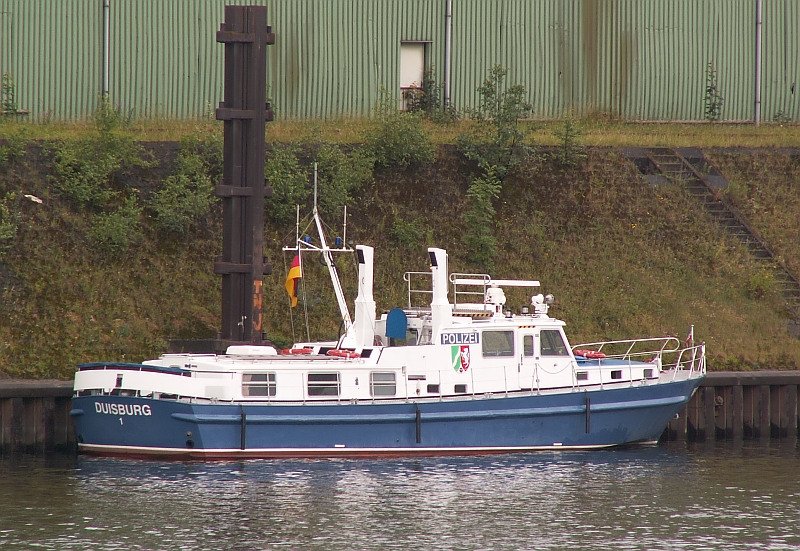 Das Wasserschutzpolizeiboot  Duisburg 1  liegt hier im Duisburger Hafen und wartet auf einen neuen Einsatz. Das Foto stammt vom 02.07.2007