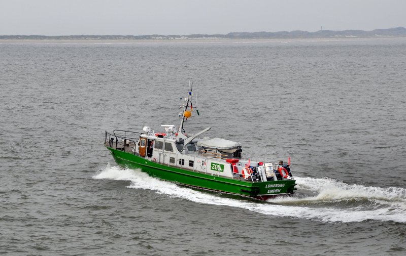 Das Zollboot  Lneburg  am 20.09.09 in der Nordsee vor Norderney. Lg.17m - Br.4,20m - Heimathafen Emden