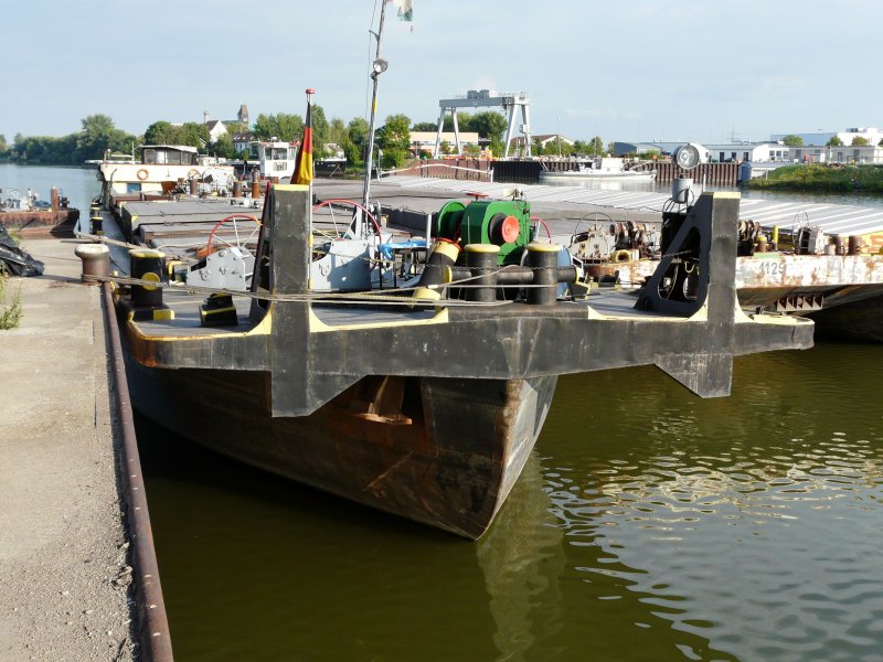 Das zum schieben ausgerstete Motorfrachtschiff  SCHAUNBURG  der Donau-Dampfschiffahrts-Gesellschaft im Osthafen Regensburg (2008). Heimathafen Wien, 1966 erbaut bei der Schiffswerft Linz als Bau-Nummer 1182. Lnge 82,09 m / Breite 10,01 m / Tiefgang max. 2,50 m / Registriernummer A-12.187 / 1196 Tonnen Tragfhigkeit.