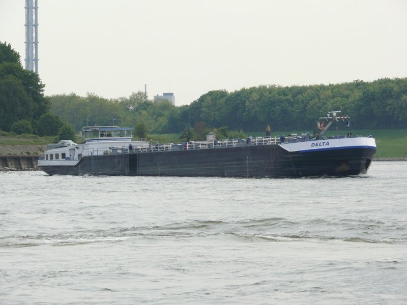  DELTA  aus der Ruhr kommend um weiter Rheinaufwrts zu fahren bei Duisburg am 26.4.2009