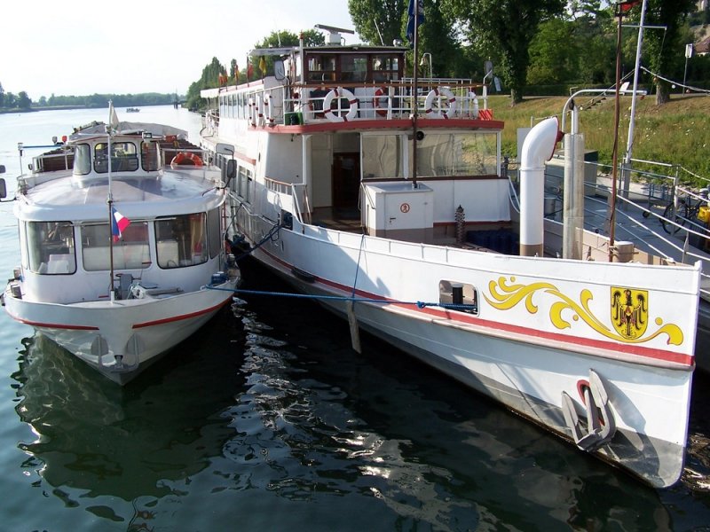 Der 1925 gebaute Oldtimer  Schloss Munzingen  und die 1960 erbaute  Kaiserstuhl  der Breisacher Fahrgast-Schiffahrt (www.bfs-info.de) liegen am 07.07.2006 in ihren Heimathafen Breisach. Beide Schiffe wurden hier bereits nher beschrieben.