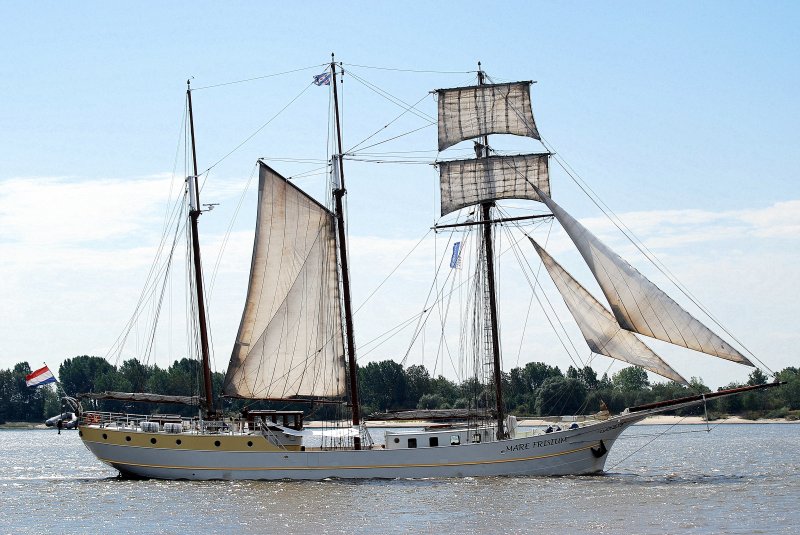 Der 3-Master Mare Frisium IMO-Nummer:5344592 Flagge:Niederlande Länge:50.0m Breite:6.0m auf der Elbe am 27.08.09